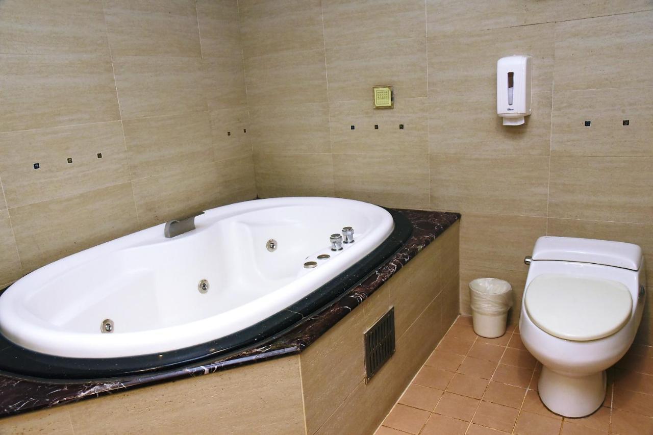 England Business Motel Yilan Екстериор снимка